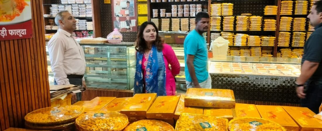 देवास में विभिन्न प्रतिष्ठानों से मावा एवं मावे से बनी मिठाइयों के नमूनें लेने की कार्यवाही की
