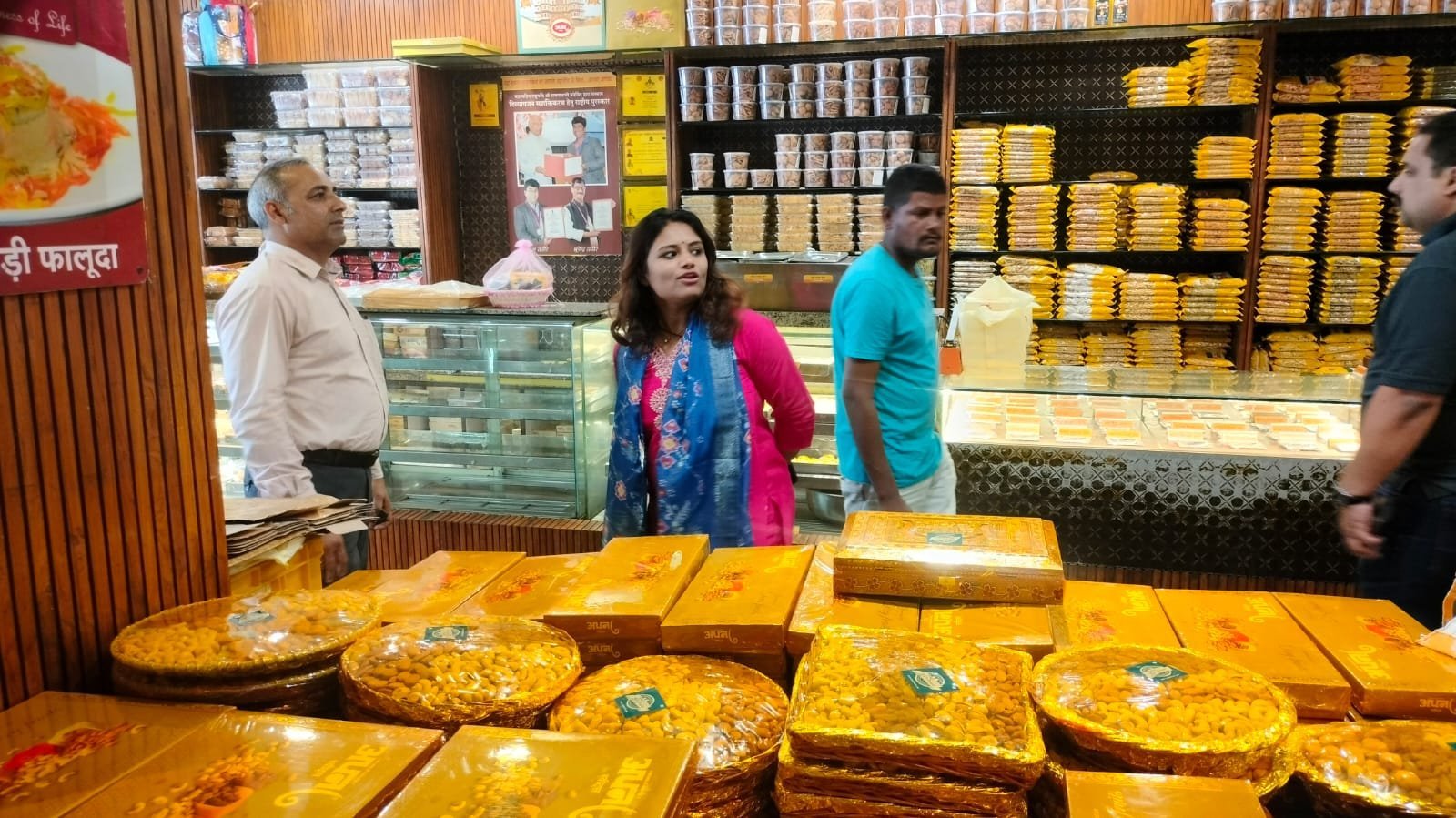 देवास में विभिन्‍न प्रतिष्‍ठानों से मावा एवं मावे से बनी मिठाइयों के नमूनें लेने की कार्यवाही की
