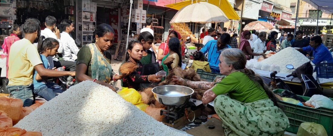 “वोकल फॉर लोकल” को बढ़ावा देने के लिए नागरिक खरीद रहे मिट्टी के दिये व अन्य सामग्री