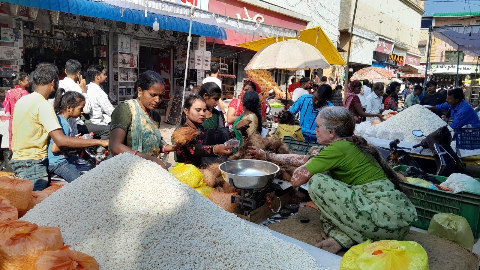 “वोकल फॉर लोकल” को बढ़ावा देने के लिए नागरिक खरीद रहे मिट्टी के दिये व अन्य सामग्री