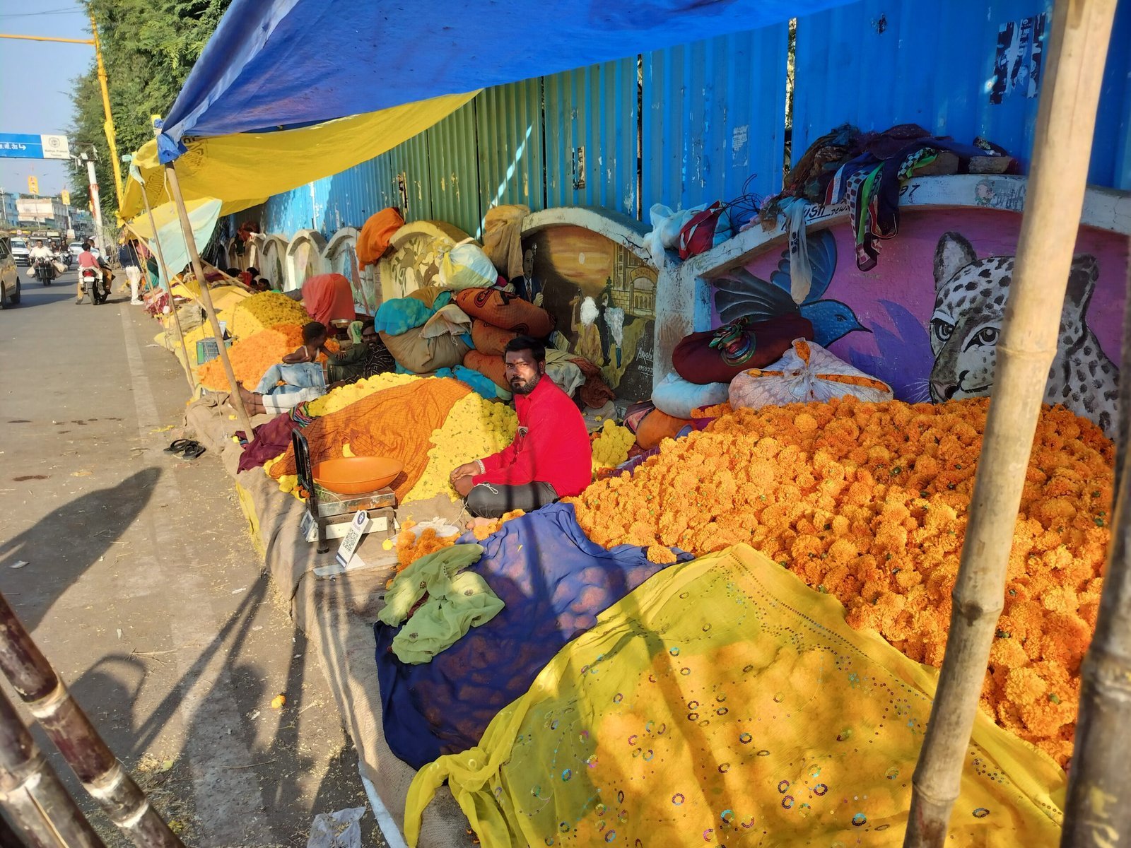 दीपावली पर गेंदे के फूलो की मांग, हर मार्ग पर सजी दुकानें – दीपावली पर लोकल फार वोकल का संदेश देते हुए किसान को करेंगे उन्नत