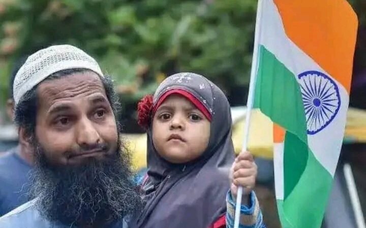 मुसलमान के पक्ष में क्यो लिखते हो।क्या तुम्हारा पिता मुल्ला था??