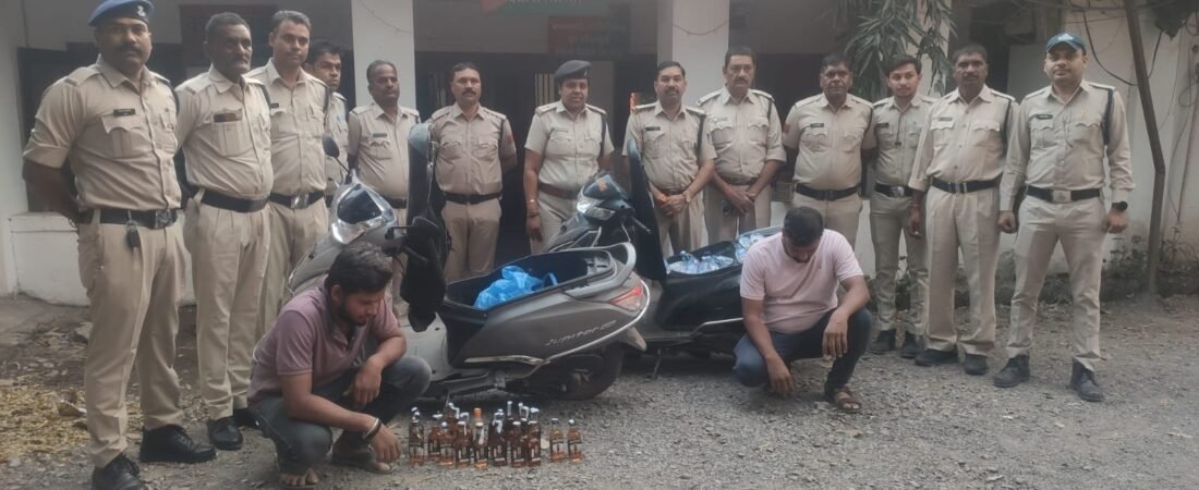 एक्टिवा की डिक्की में लेकर जा रहे थे अवैध शराब, आबकारी विभाग ने दर्ज किए 4 प्रकरण