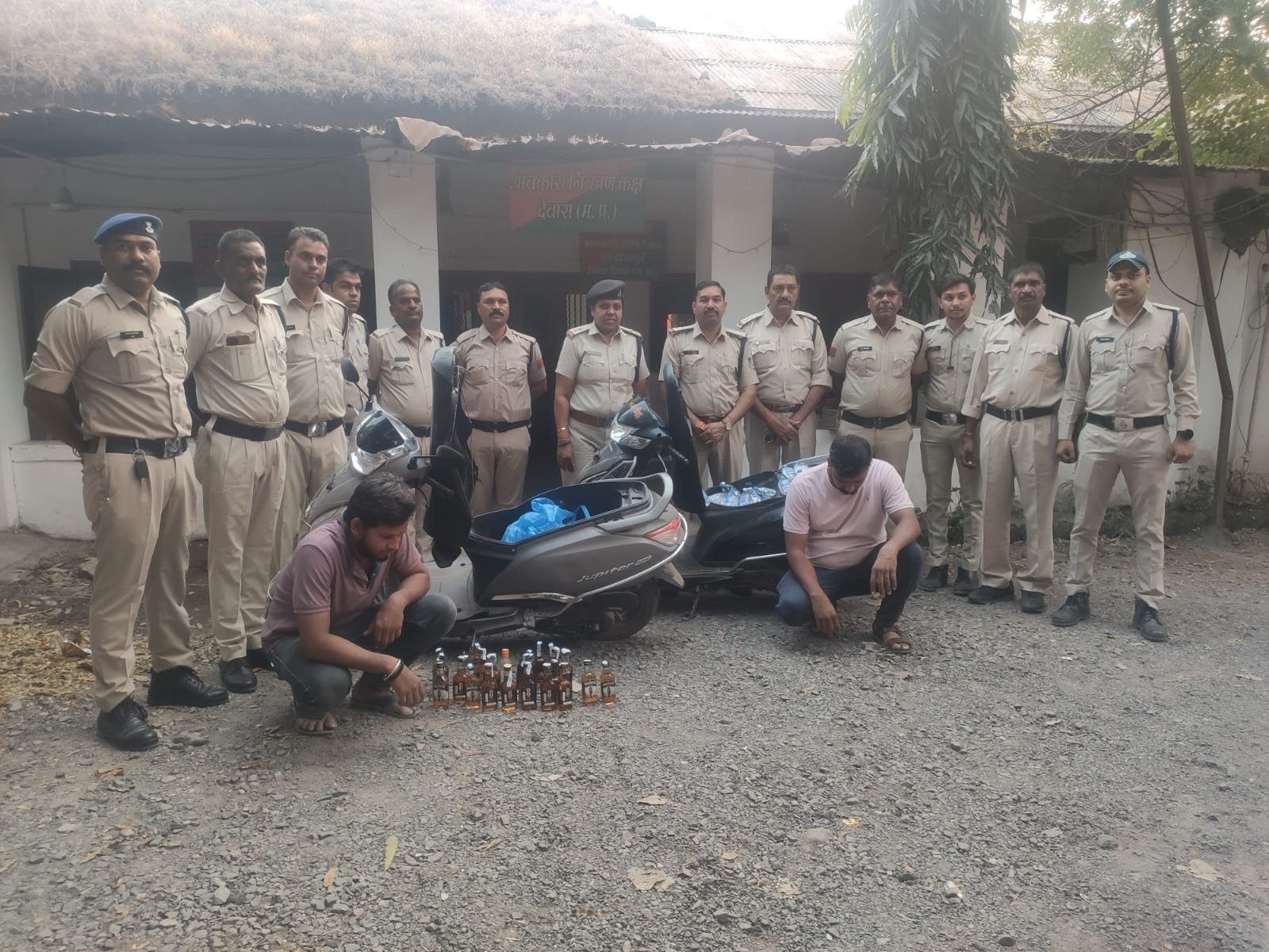 एक्टिवा की डिक्की में लेकर जा रहे थे अवैध शराब, आबकारी विभाग ने दर्ज किए 4 प्रकरण