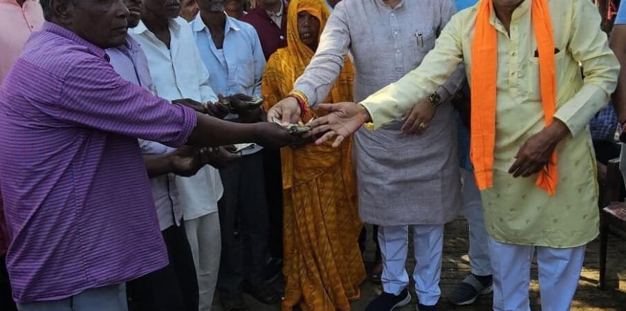 रात 2 बजे पांच मकानों में लगी भीषण आग, सडक पर आया आदिवासी परिवार – विधायक मुरली भंवरा ने 20-20 हजार रुपए की सहायता करी
