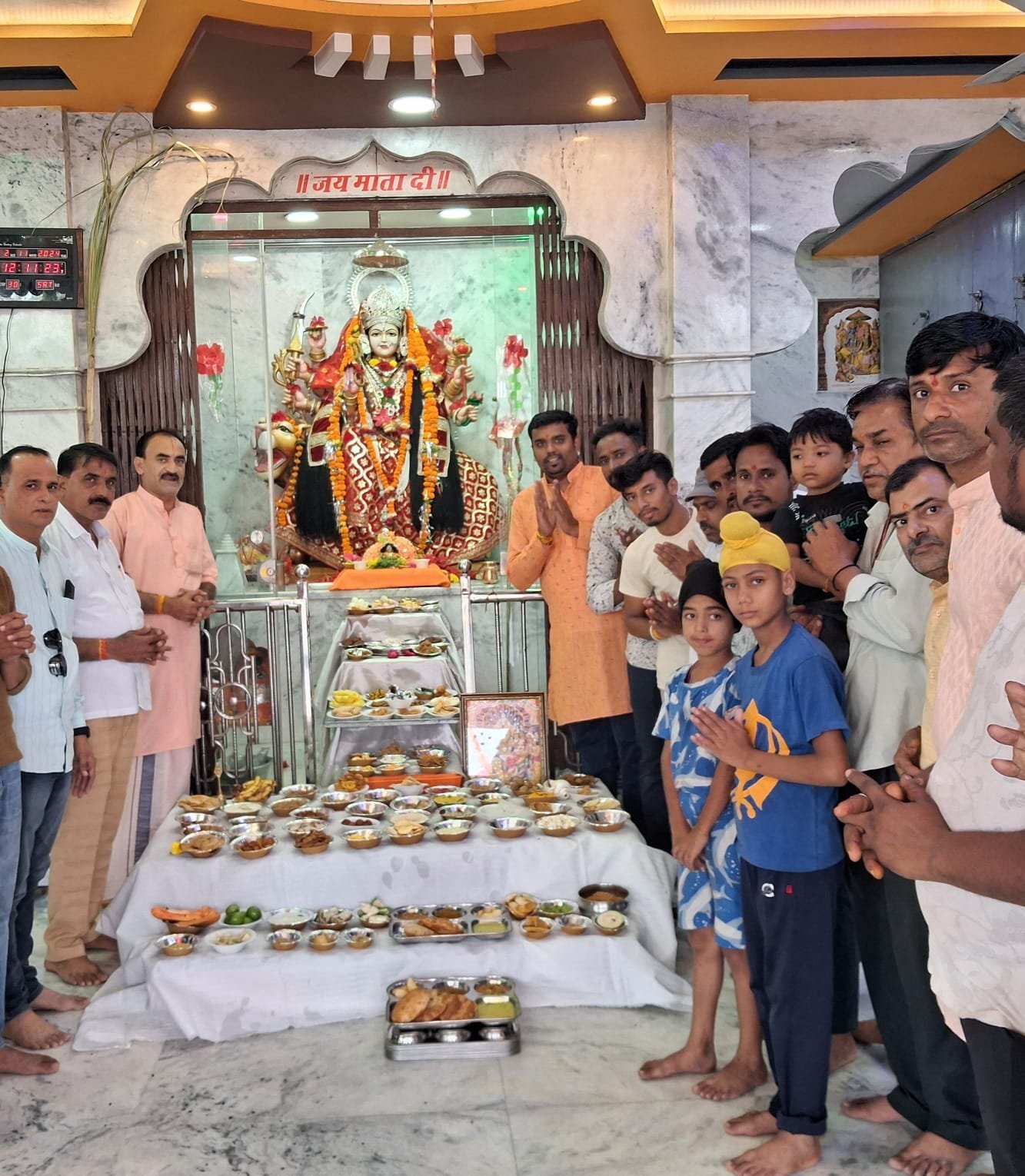 मां राजराजेश्वरी को लगाया छप्पन भोग