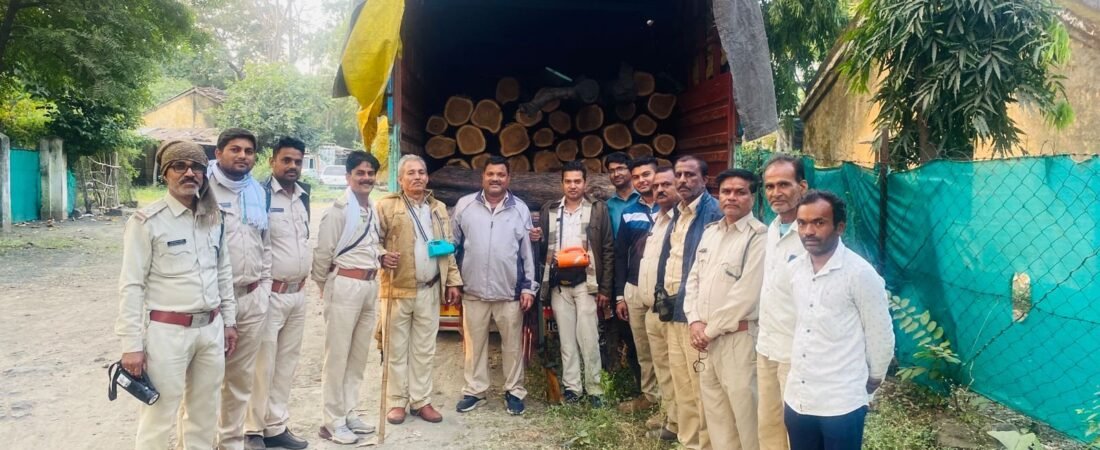 वन अमले ने पीछाकर पकडी सागौन की लकडी                                        – कच्चे रास्ते पर वाहन छोडकर भागा चालक