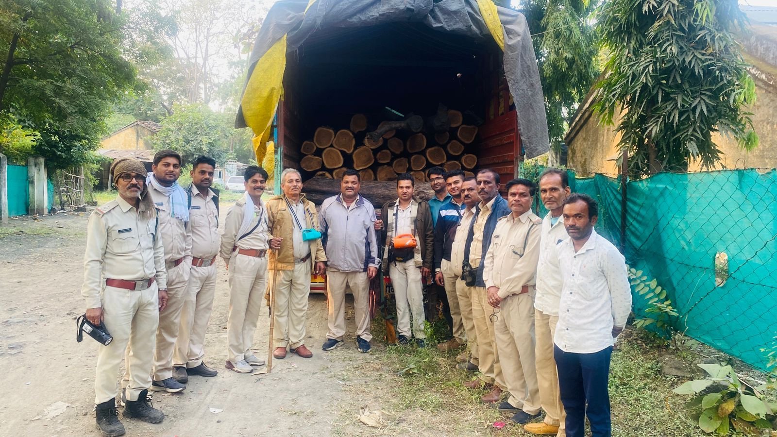 वन अमले ने पीछाकर पकडी सागौन की लकडी                                        – कच्चे रास्ते पर वाहन छोडकर भागा चालक