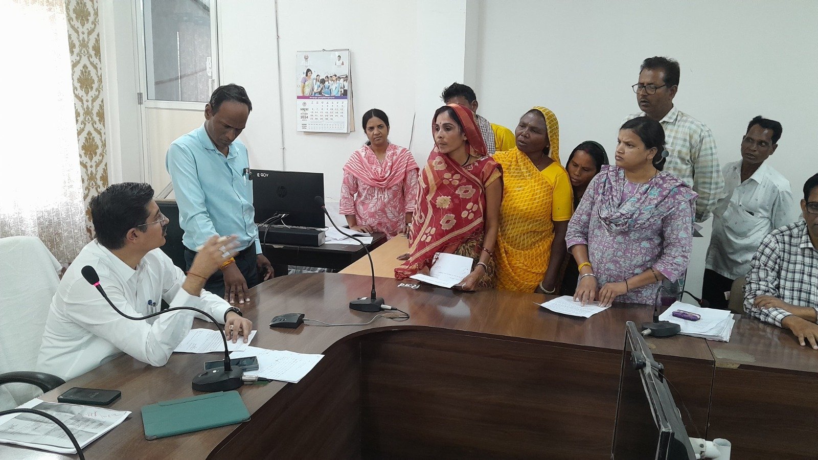 कालेज की पढाई के लिए लोन चाहिए.. जन सुनवाई में पहुंचे आवेदक