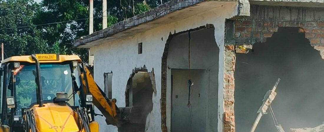देखते ही देखते खंडर में बदल गए 42 पक्के मकान,                           सीएम राइज स्कूल के लिए मुक्त कराई गई सरकारी जमीन