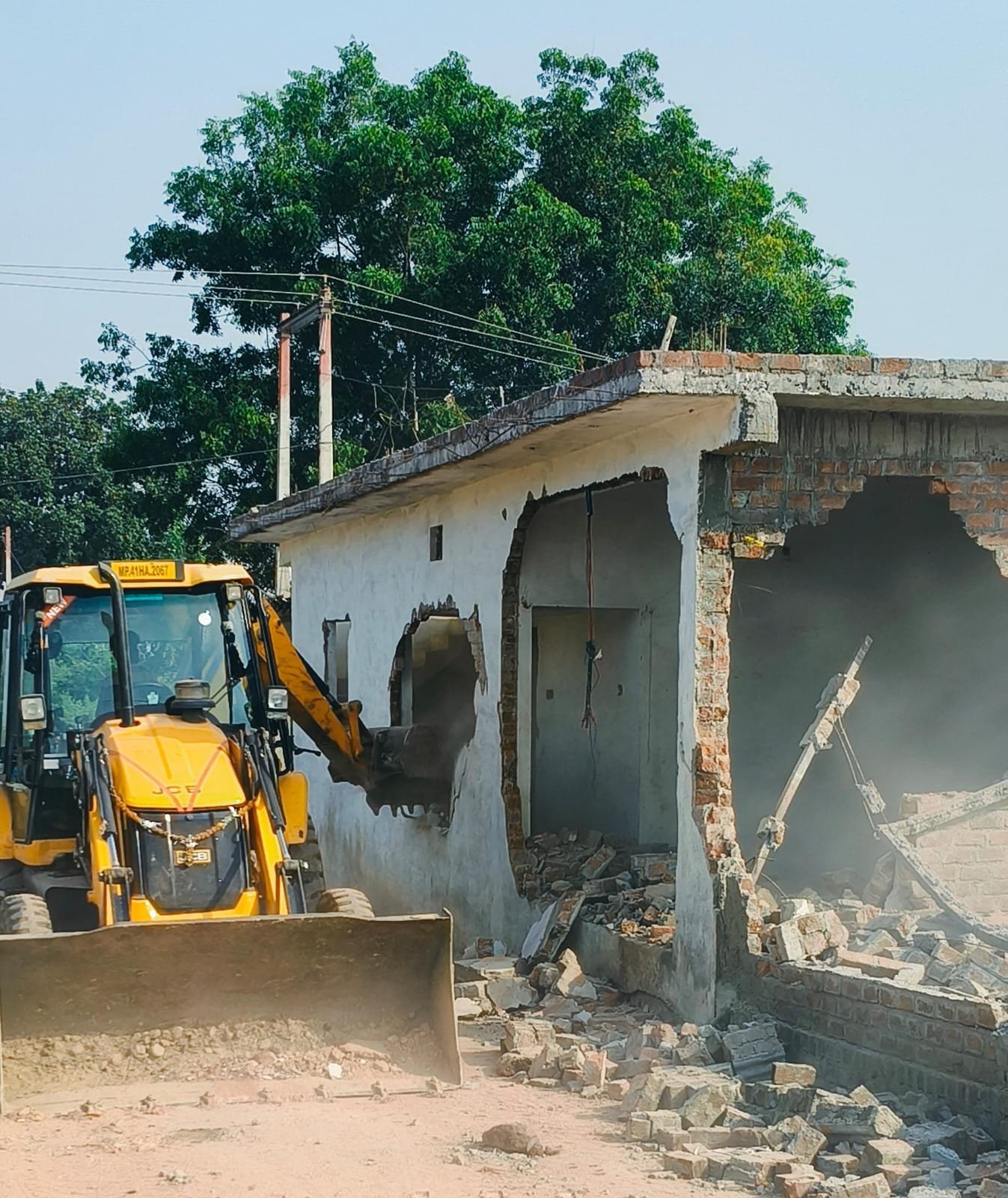 देखते ही देखते खंडर में बदल गए 42 पक्के मकान,                           सीएम राइज स्कूल के लिए मुक्त कराई गई सरकारी जमीन