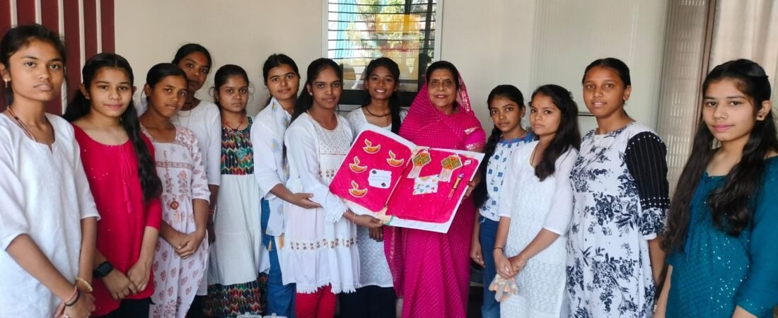 दीपावली एक दीपक की अंधेरे से संघर्ष की कहानी है- महापौर&nbsp;&nbsp;&nbsp;&nbsp;&nbsp;&nbsp; जय हिन्द सखी मंडल ने महापौर को ग्रीटिंग कार्ड भेंट किया