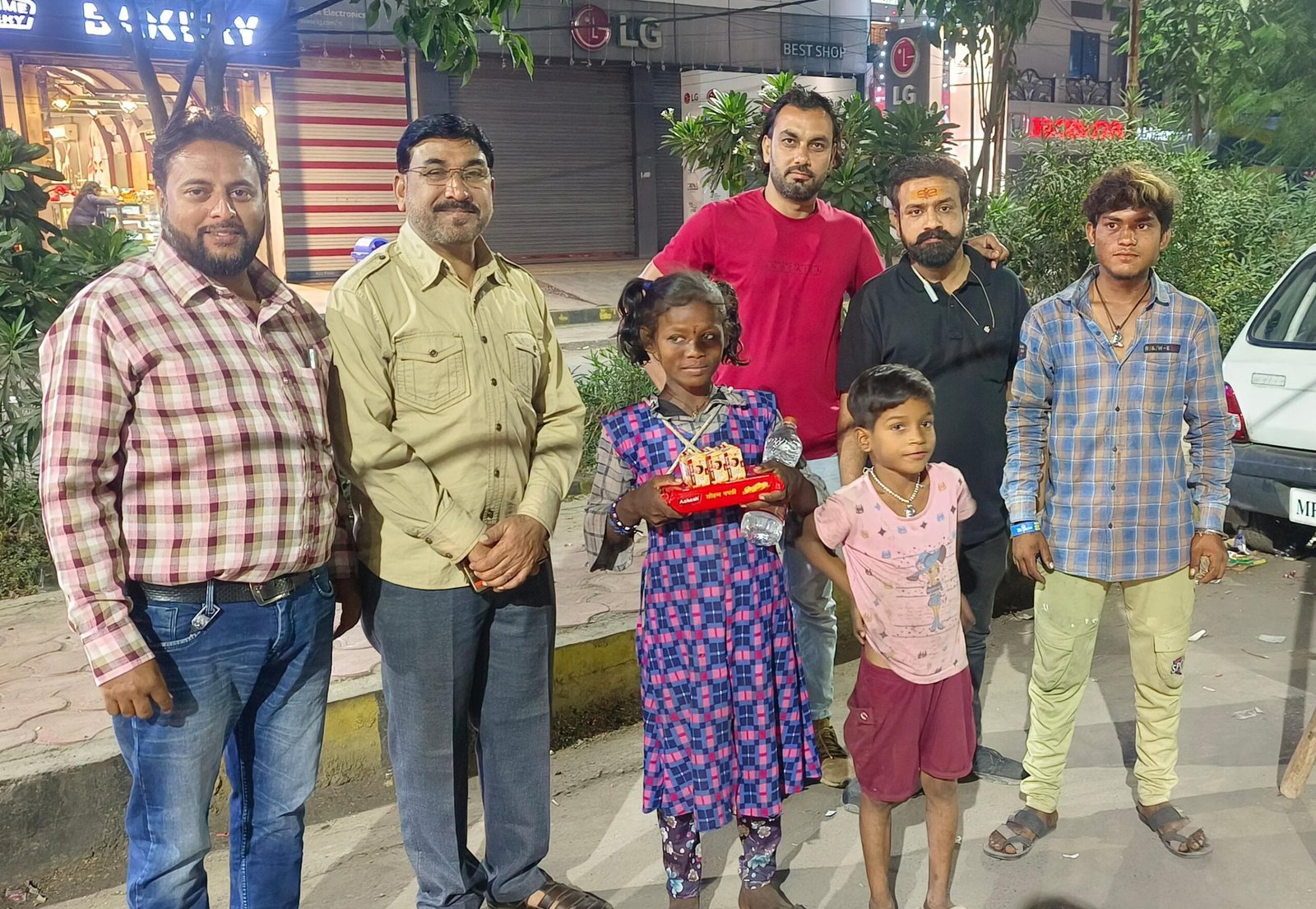 टीम कर्म योग ने बाटी दीपावली के अवसर पर जरूरतमंदों को खुशियां